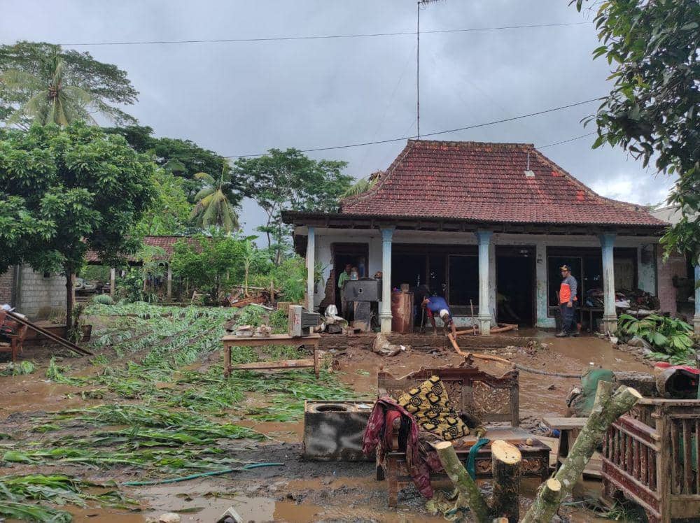 Warga bersihkan lumpur material banjir di Blitar. IDN Times/ istimewa