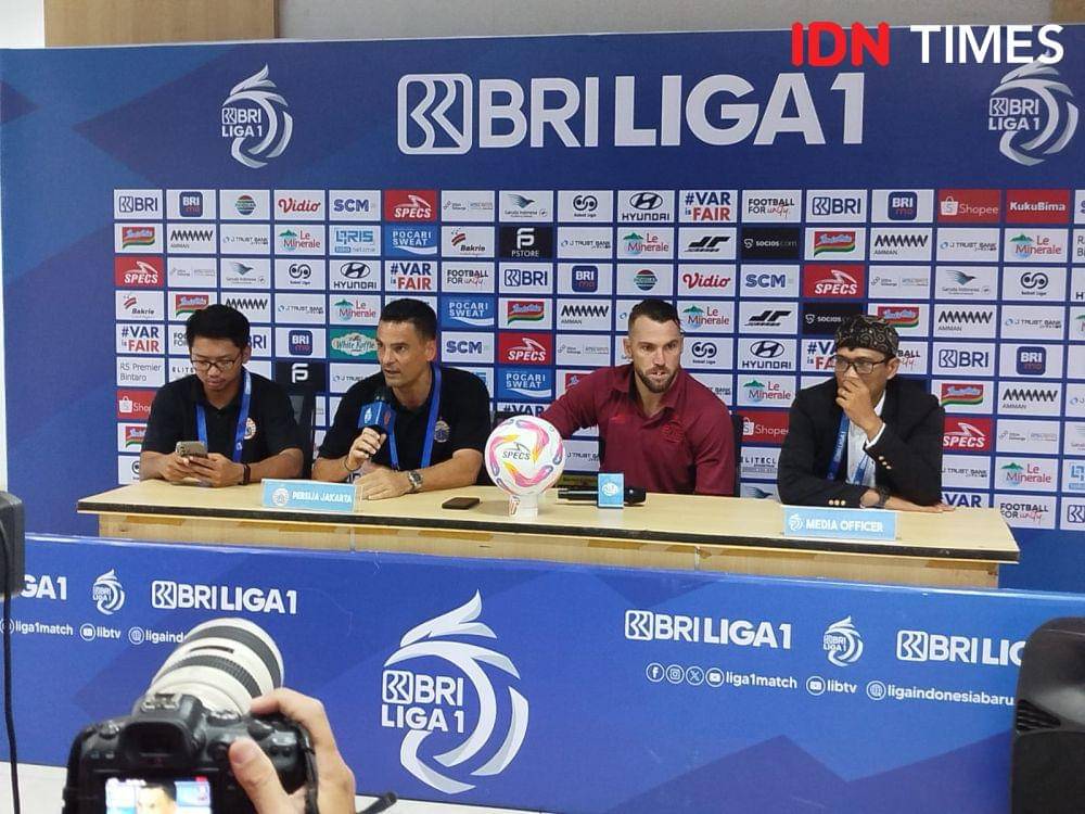 Pelatih Persija, Carlos Pena, dalam sesi jumpa pers. (IDN Times/Sandy Firdaus)