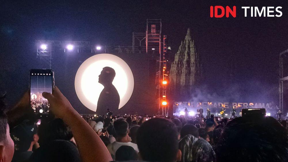 Penampilan Tulus saat acara Prambanan Jazz 2024 di Candi Prambanan. (IDNTimes/Febriana Sinta)