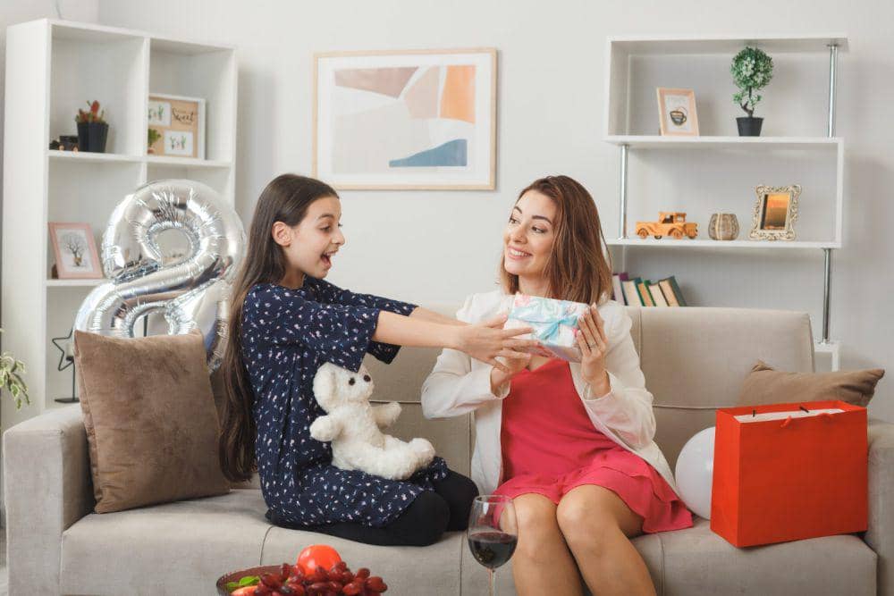 Ilustrasi wanita memberikan hadiah pada teman (freepik.com/stockking)