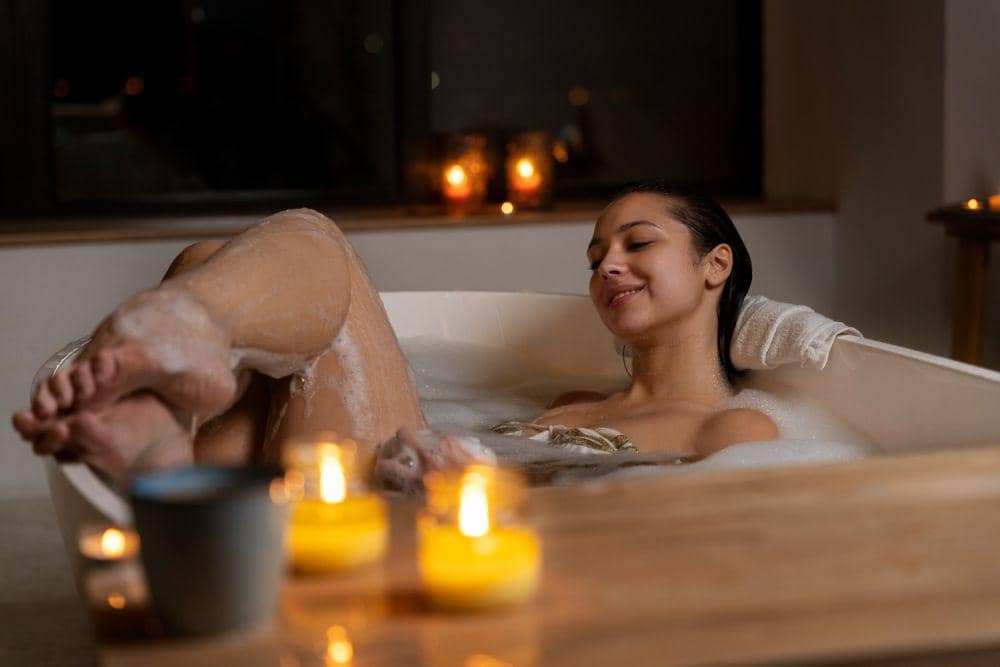 Ilustrasi wanita mandi air hangat (freepik.com/freepik)