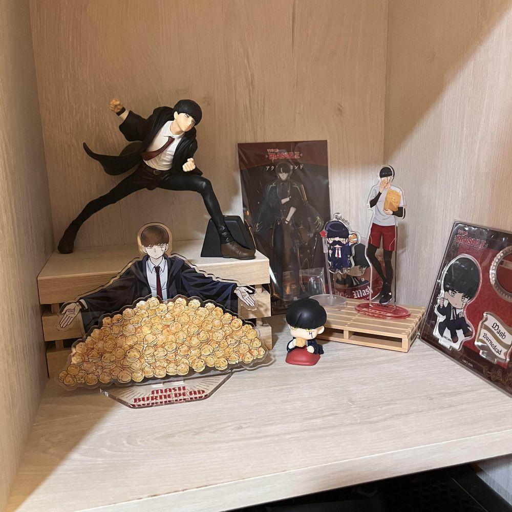 7 Koleksi Mashle, Manga hingga Figur Mash Burnedead Bejibun!