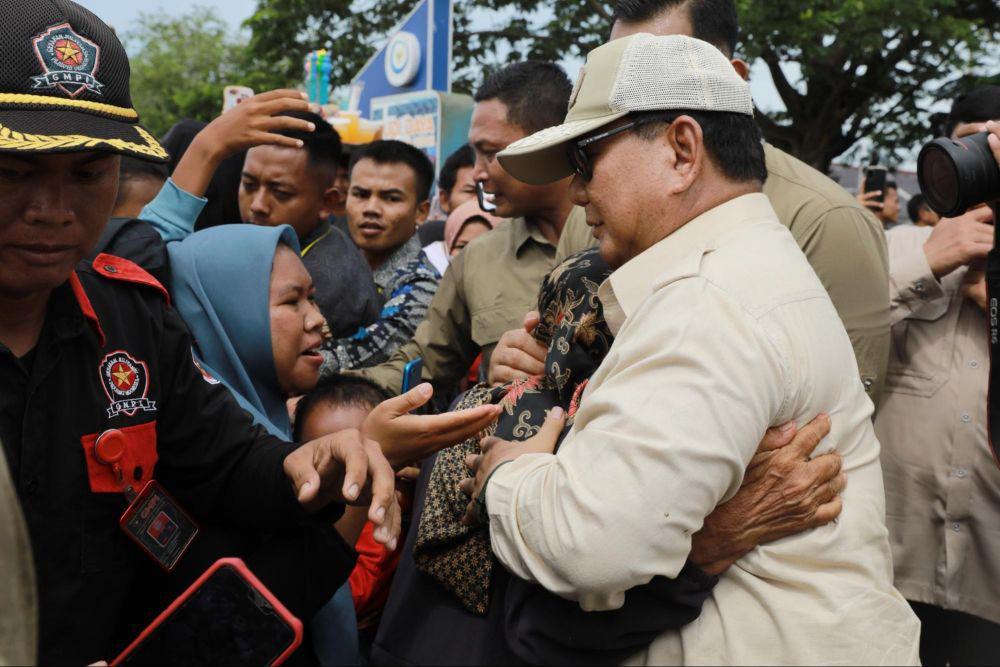 Cek Bahan Makan Bergizi Gratis, Prabowo Sapa Hangat Warga Karawang