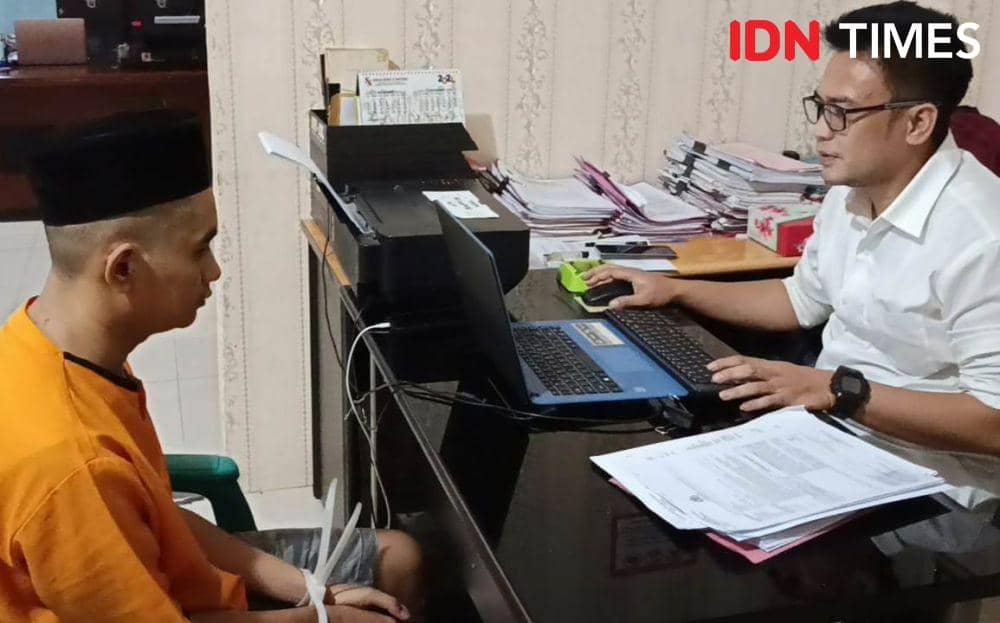 Tersangka AS saat menjalani pemeriksaan di Unit PPA Satreskrim Polresta Bandar Lampung. (IDN Times/Tama Yudha Wiguna).