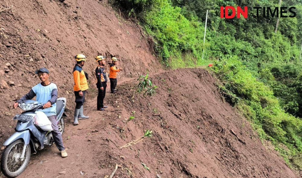 Tanah Longsor Putus Akses Jalan di Madiun, Belasan KK Terisolir