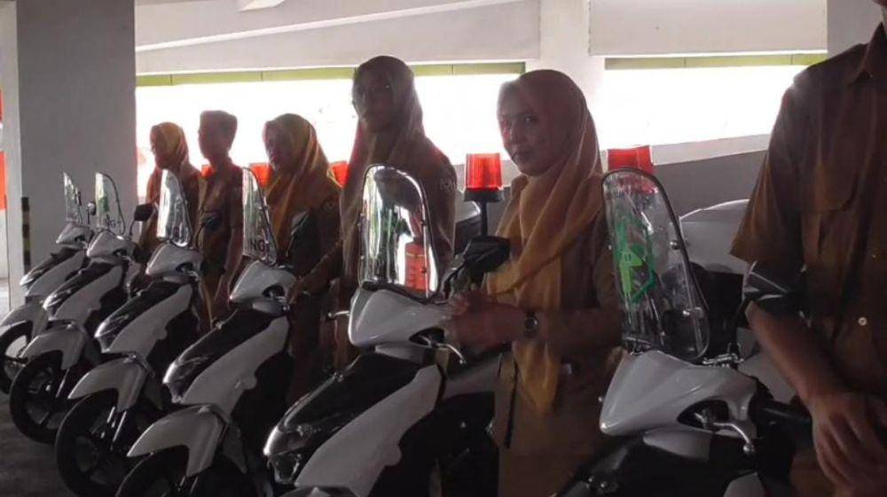 Pembagian motor untuk petugas Puskesmas di Bandar Lampung. (IDN Times/Muhaimin)