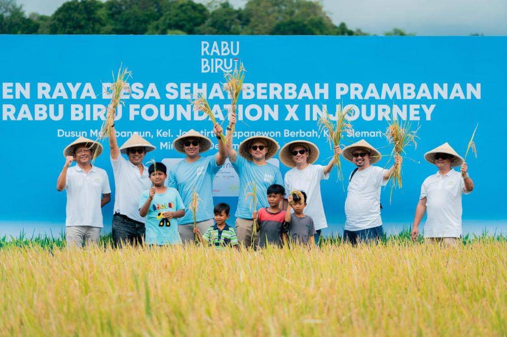 Rabu Biru Foundation (RBF) dan Holding BUMN sektor aviasi dan pariwisata PT Aviasi Pariwisata Indonesia (Persero) atau InJourney Group melakukan kolaborasi untuk mempraktikkan pertanian berkelanjutan di Dusun Morobangun yang terletak di sekitar Candi Prambanan, Yogyakarta, pada Minggu (1/12). (Dok. InJourney)