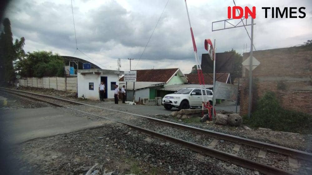 Perlintasan KA dengan palang pintu manual di Tanjung Gading, Bandar Lampung. (IDN Times/Muhaimin)