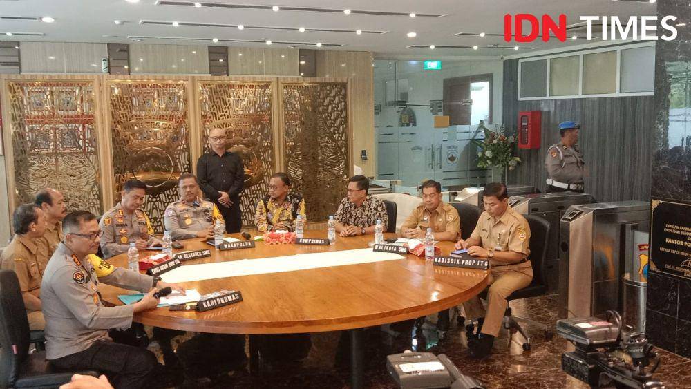 Anggota Kompolnas Muhammad Choirul Anam bersama Wakapolda Jateng Brigjen Pol Agus Suryo Nugroho. (IDN Times/Fariz Fardianto)