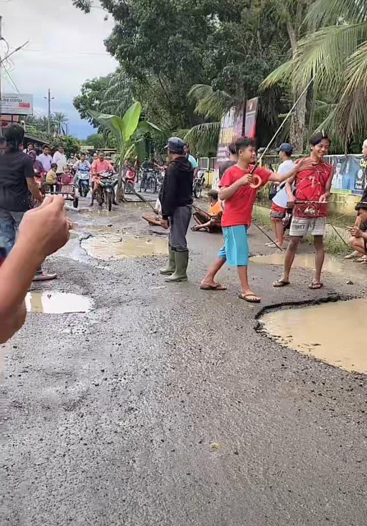 Aksi Protes, Warga Langkat Memancing di Jalan Berlubang