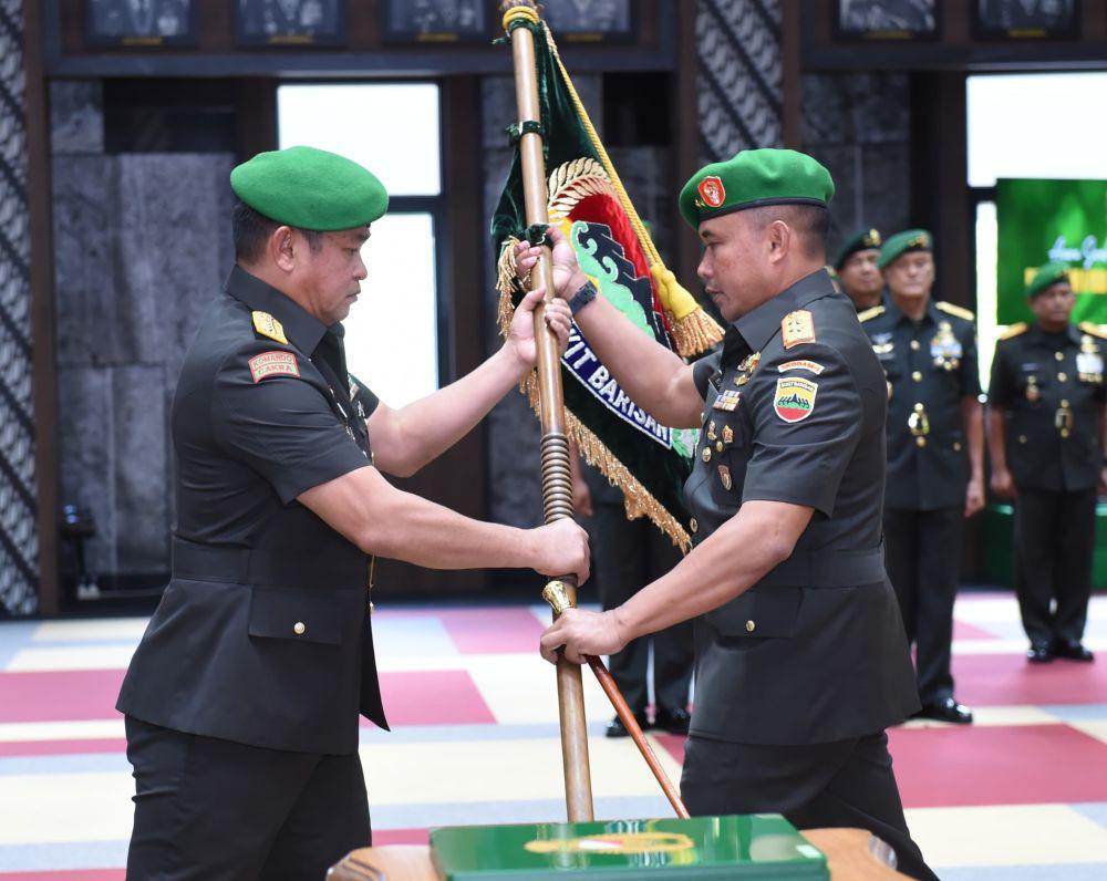 KSAD Pimpin Sertijab Danseskoad dan Pangdam Bukit Barisan di Mabes AD