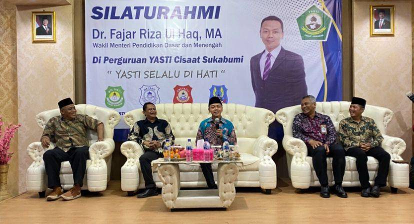 Wamen Dikdasmen Fajar Riza Ul Haq (tengah) di Sukabumi (IDN Times/Fatimah)