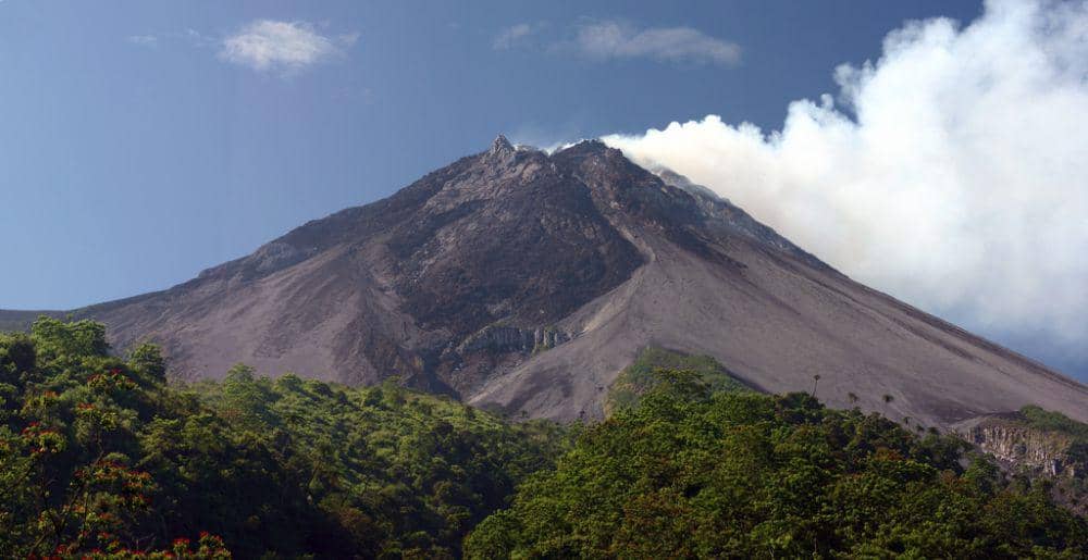 Asap Gunung merapi yang konon berasal dari tungku pembuatan keris (commons.m.wikimedia.org/kontributor Juli 2005)