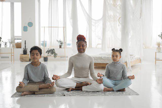 ilustrasi berlatih meditasi dengan anak (pexels.com/Monstera Production)