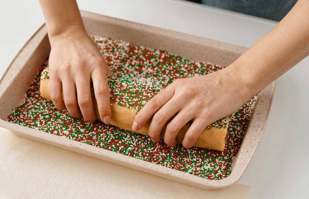 ilustrasi menaburi sprinkles warna-warni pada adonan cookies (pexels.com/Nicole Michalou)
