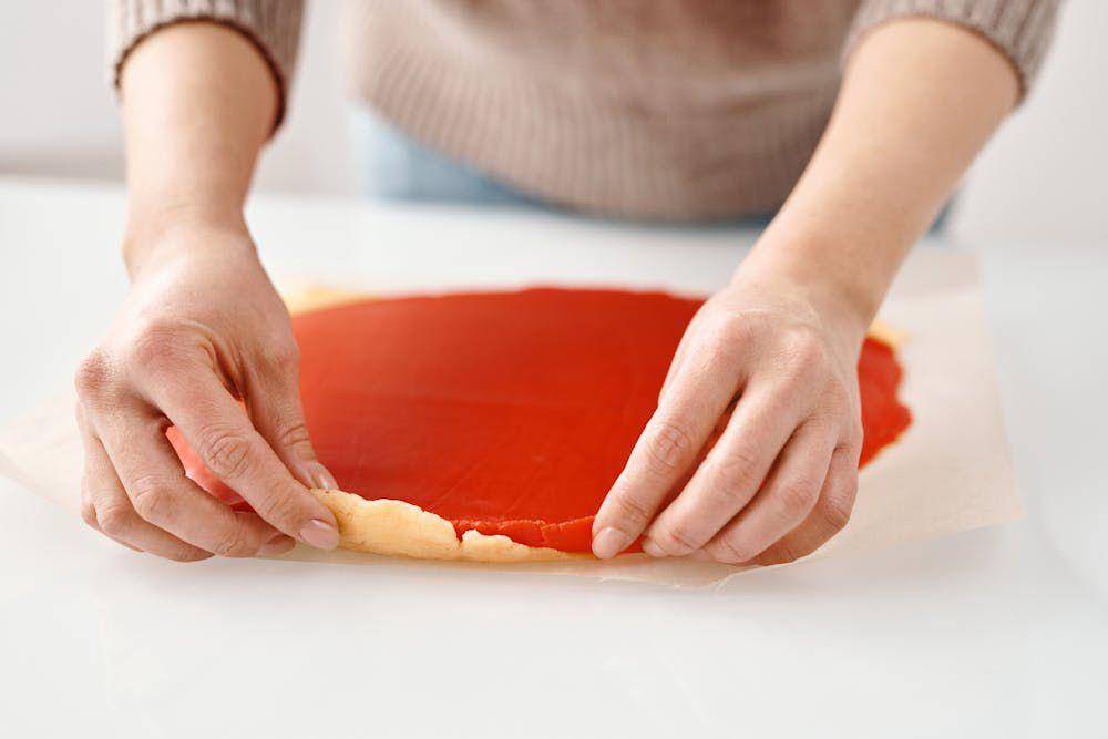 ilustrasi adonan christmas pinwheel cookies (pexels.com/Nicole Michalou)