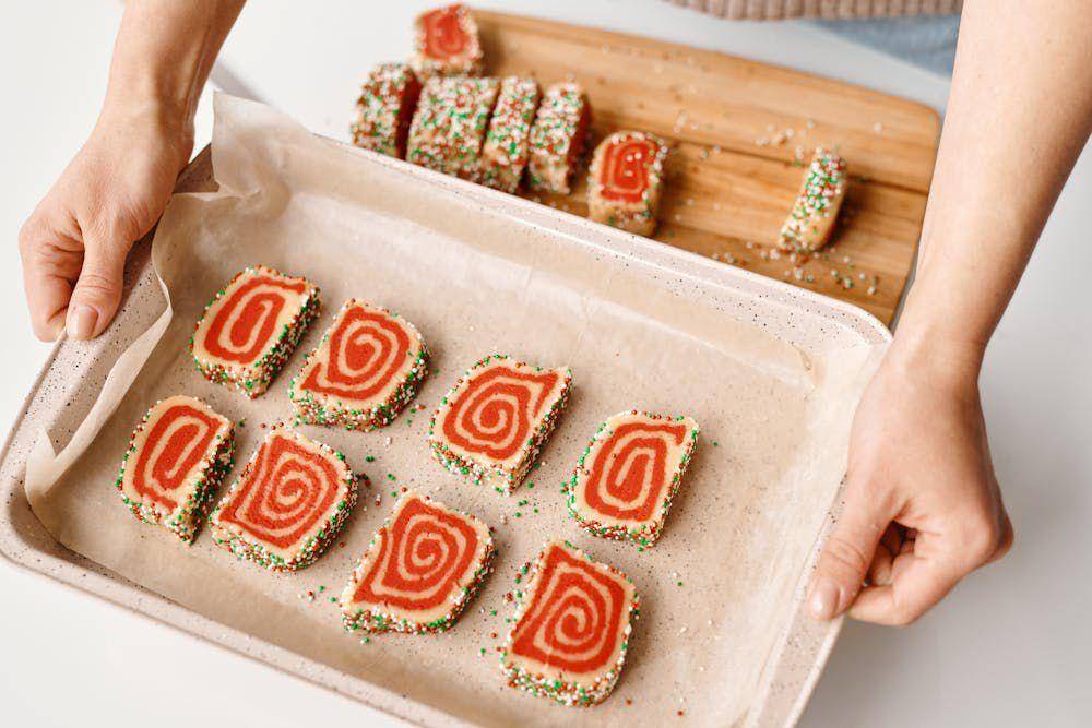 ilustrasi meletakkan adonan cookies pada loyang (pexels.com/Nicole Michalou)