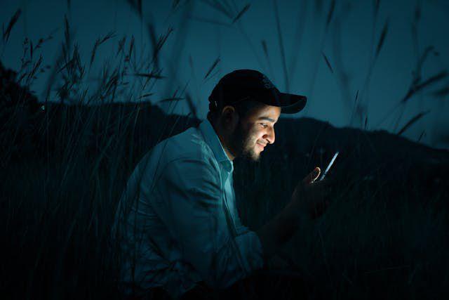 Jangan Main Gadget dengan Layar Terlalu Terang, Ini 5 Bahayanya