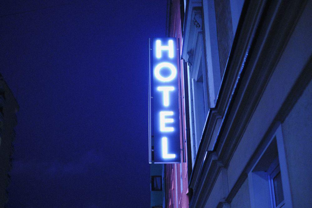 Perbandingan Homestay Vs Hotel: Mana yang Tepat untuk Liburanmu?