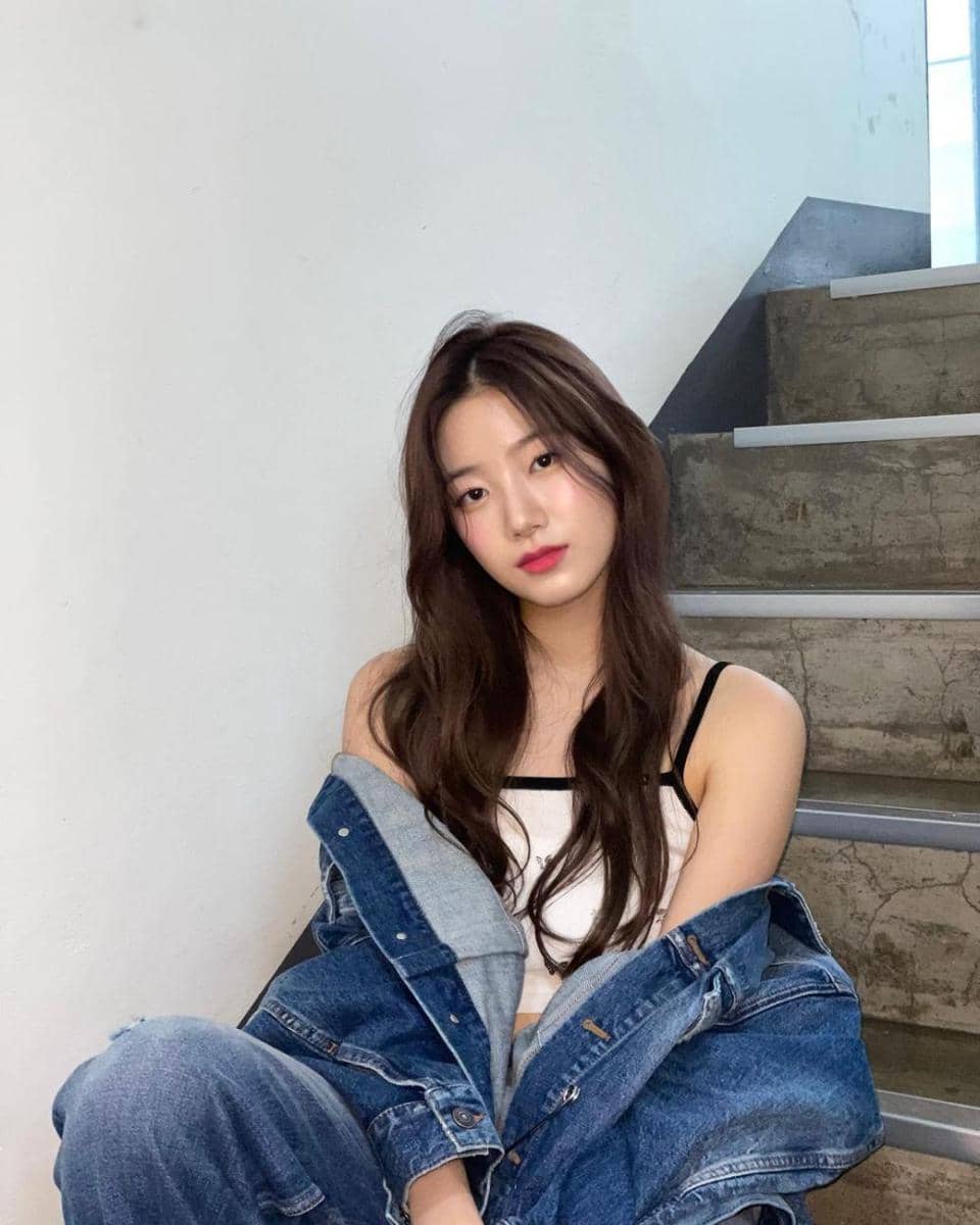 Gaya Outfit Denim on Denim ala LE SSERAFIM (instagram.com/zuhazana)