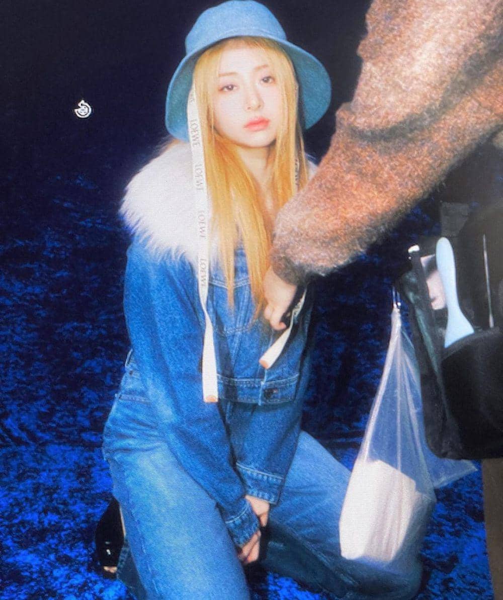 Gaya Outfit Denim on Denim ala LE SSERAFIM (instagram.com/jenaissante)