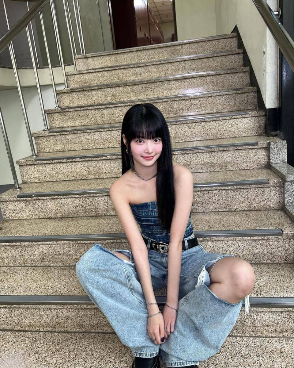 Gaya Outfit Denim on Denim ala LE SSERAFIM (instagram.com/hhh.e_c.v)