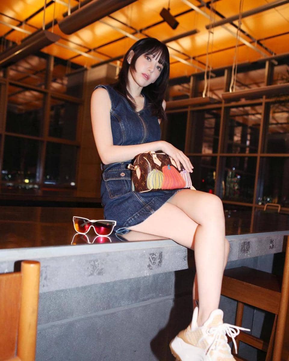 Gaya Outfit Denim on Denim ala LE SSERAFIM (instagram.com/39saku_chan)