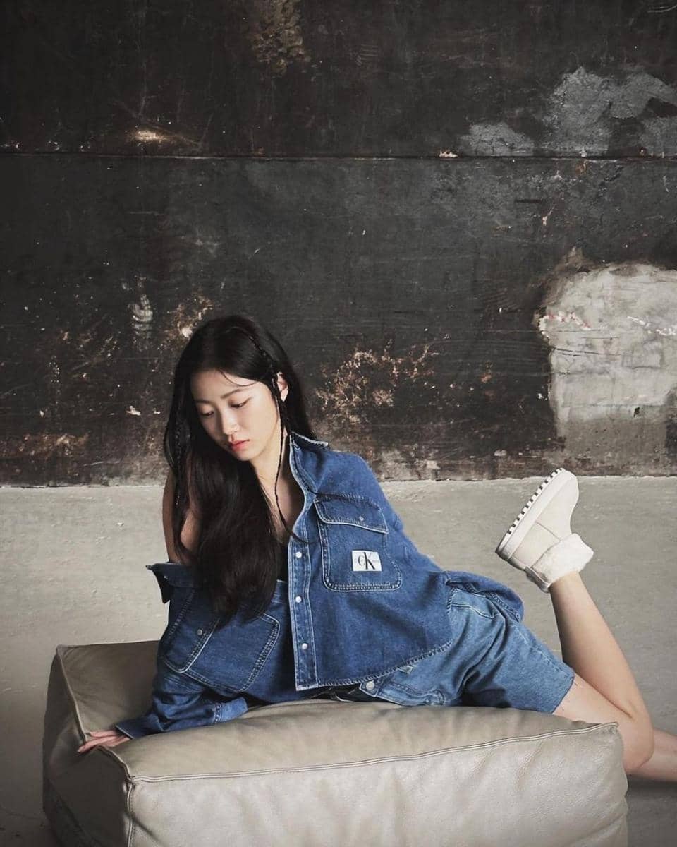 Gaya Outfit Denim on Denim ala LE SSERAFIM (instagram.com/zuhazana)