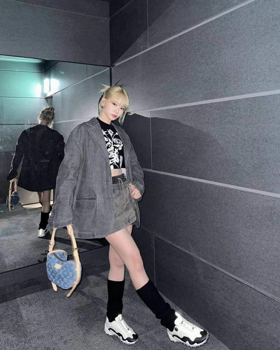 Gaya Outfit Denim on Denim ala LE SSERAFIM (instagram.com/_chaechae_1)