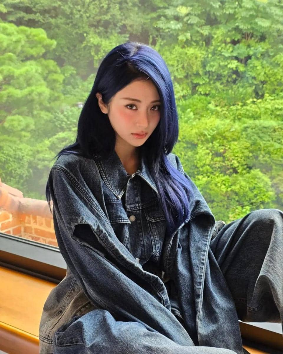 Gaya Outfit Denim on Denim ala LE SSERAFIM (instagram.com/jenaissante)