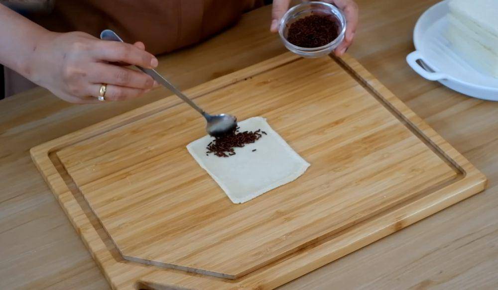 ilustrasi membuat banana roll cake (YouTube.com/Lis Achmady)