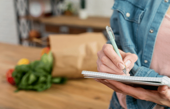 ilustrasi buat daftar belanja (freepik.com/freepik)