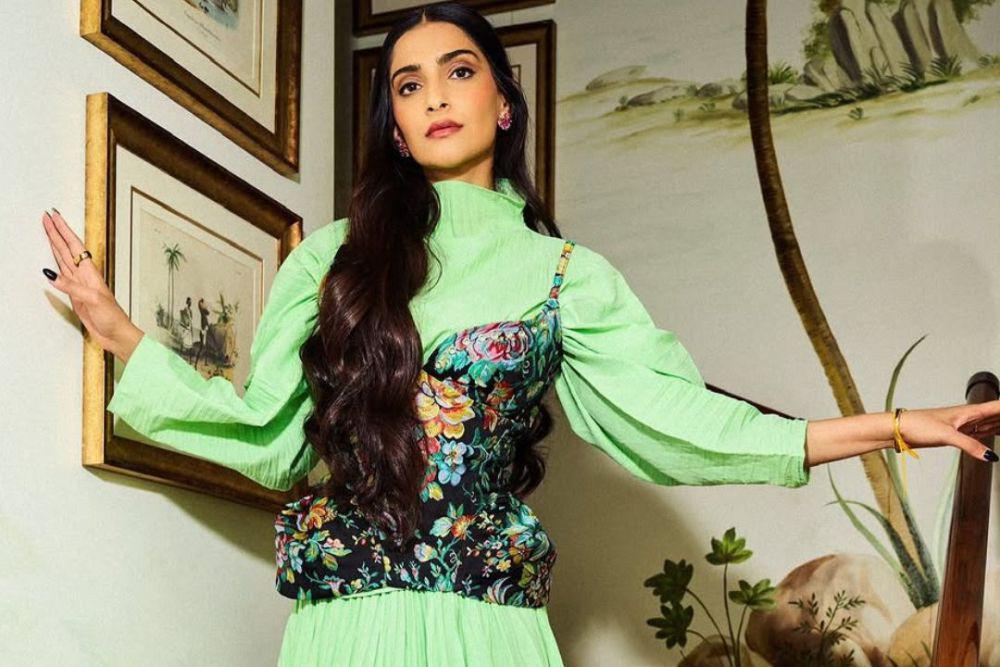 3 Tahap Simpel Hapus Make Up ala Sonam Kapoor, Coba Ikuti