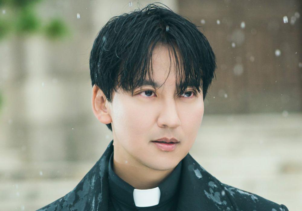 7 Strategi Hae Il The Fiery Priest 2 Menemukan Bom di Kapal Narkoba