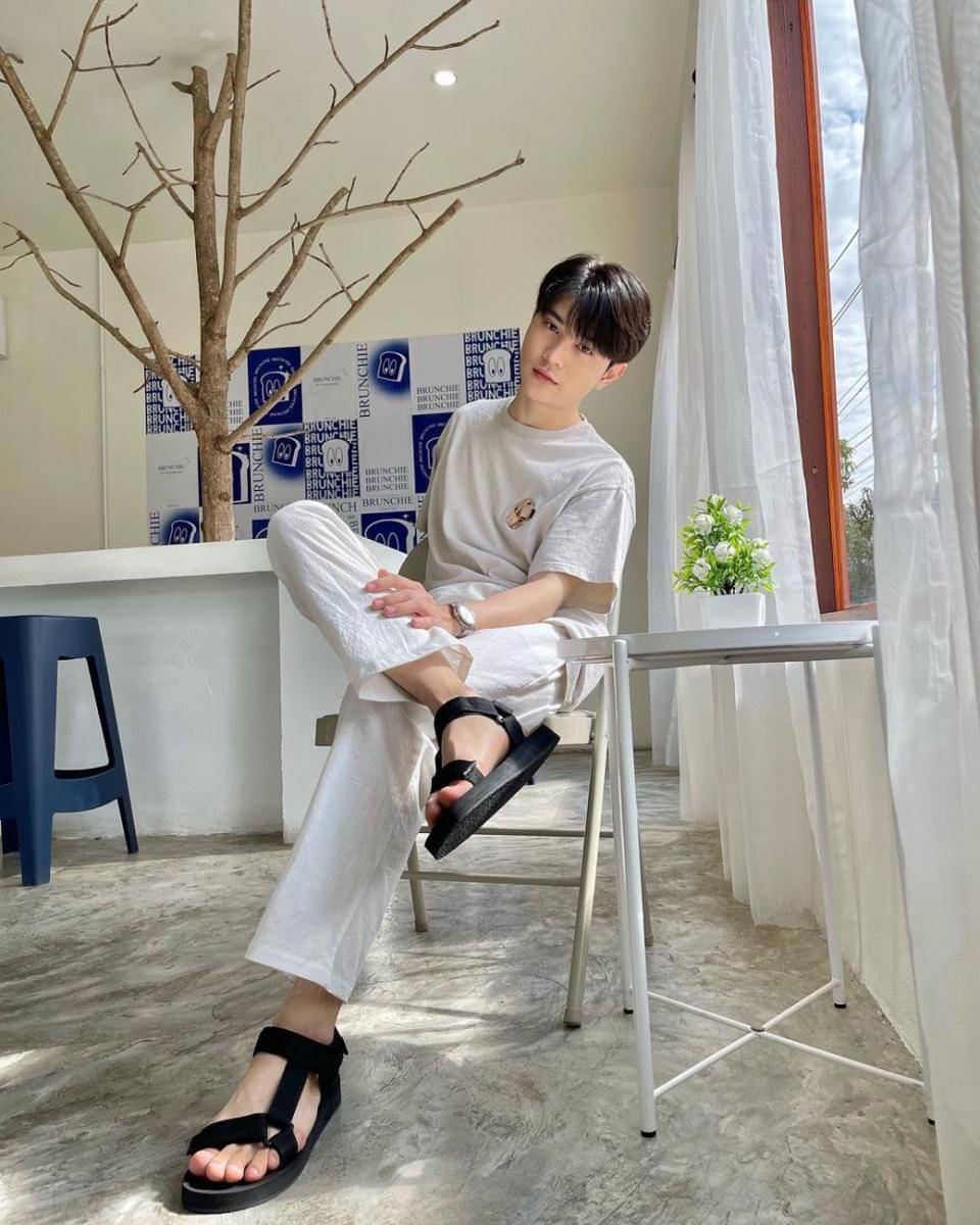 outfit nongkrong di kafe ala Tonliew Methaphat (instagram.com/tonliew.mtp)