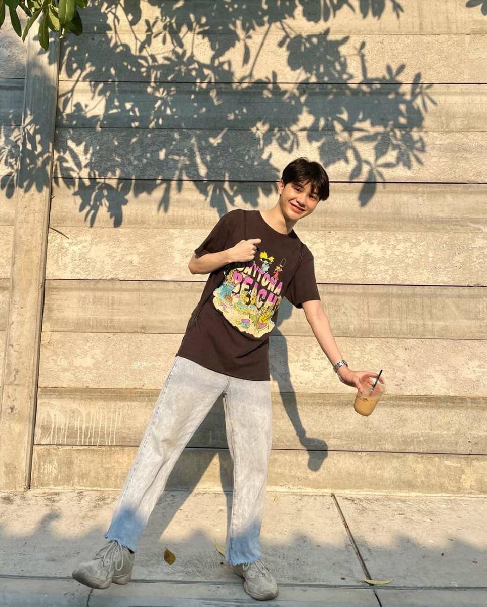 outfit nongkrong di kafe ala Tonliew Methaphat (instagram.com/tonliew.mtp)