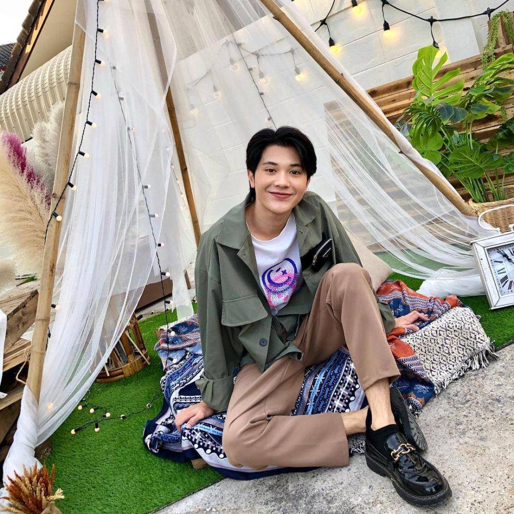 outfit nongkrong di kafe ala Tonliew Methaphat (instagram.com/tonliew.mtp)