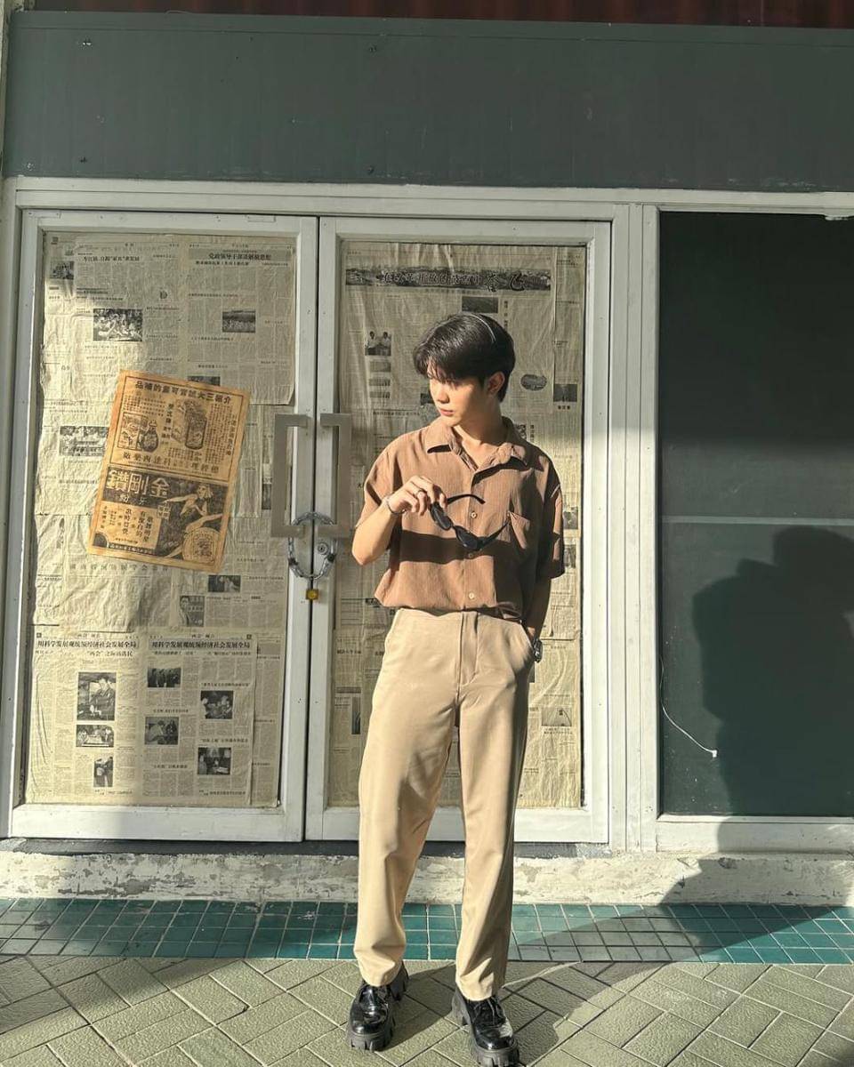 outfit nongkrong di kafe ala Tonliew Methaphat (instagram.com/tonliew.mtp)