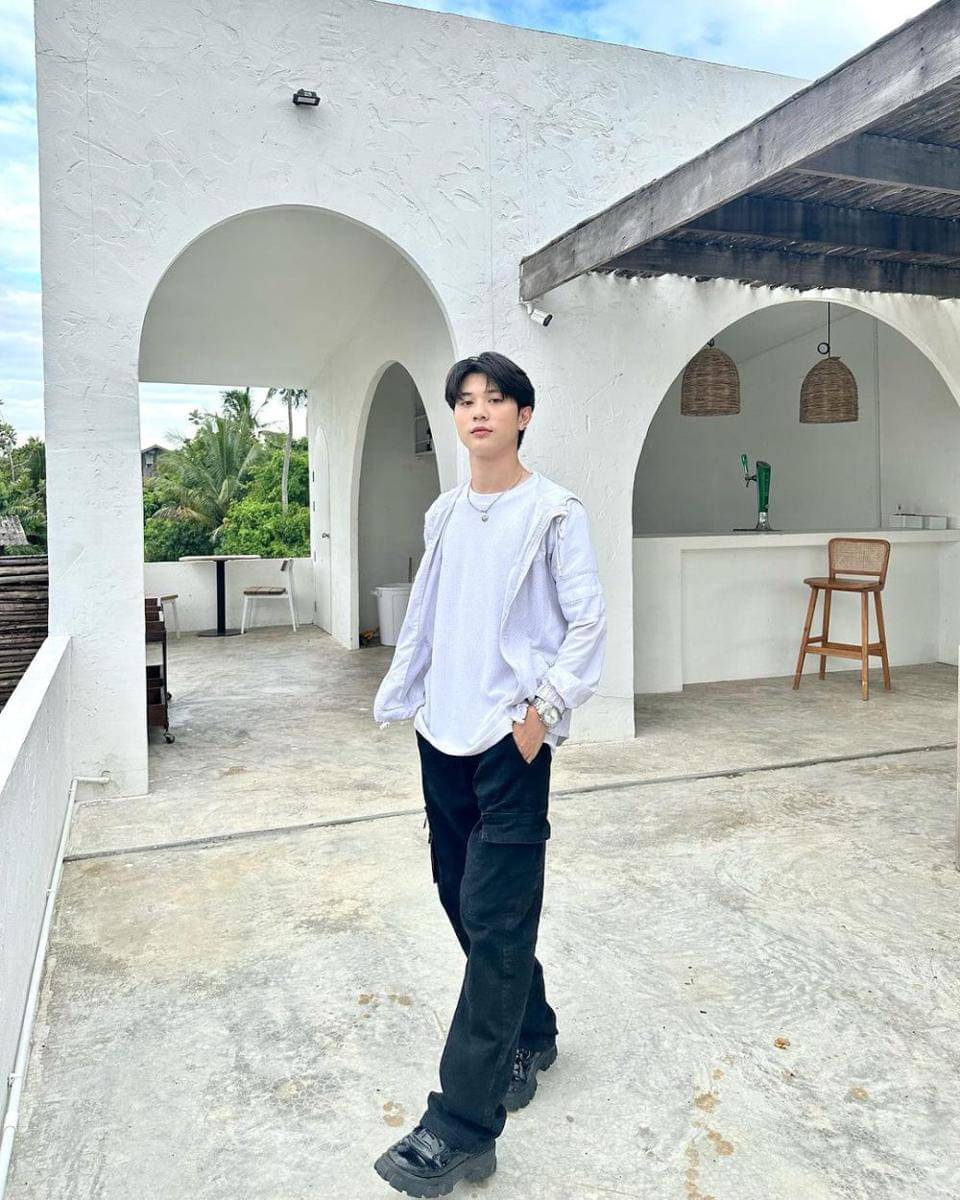 outfit nongkrong di kafe ala Tonliew Methaphat (instagram.com/tonliew.mtp)