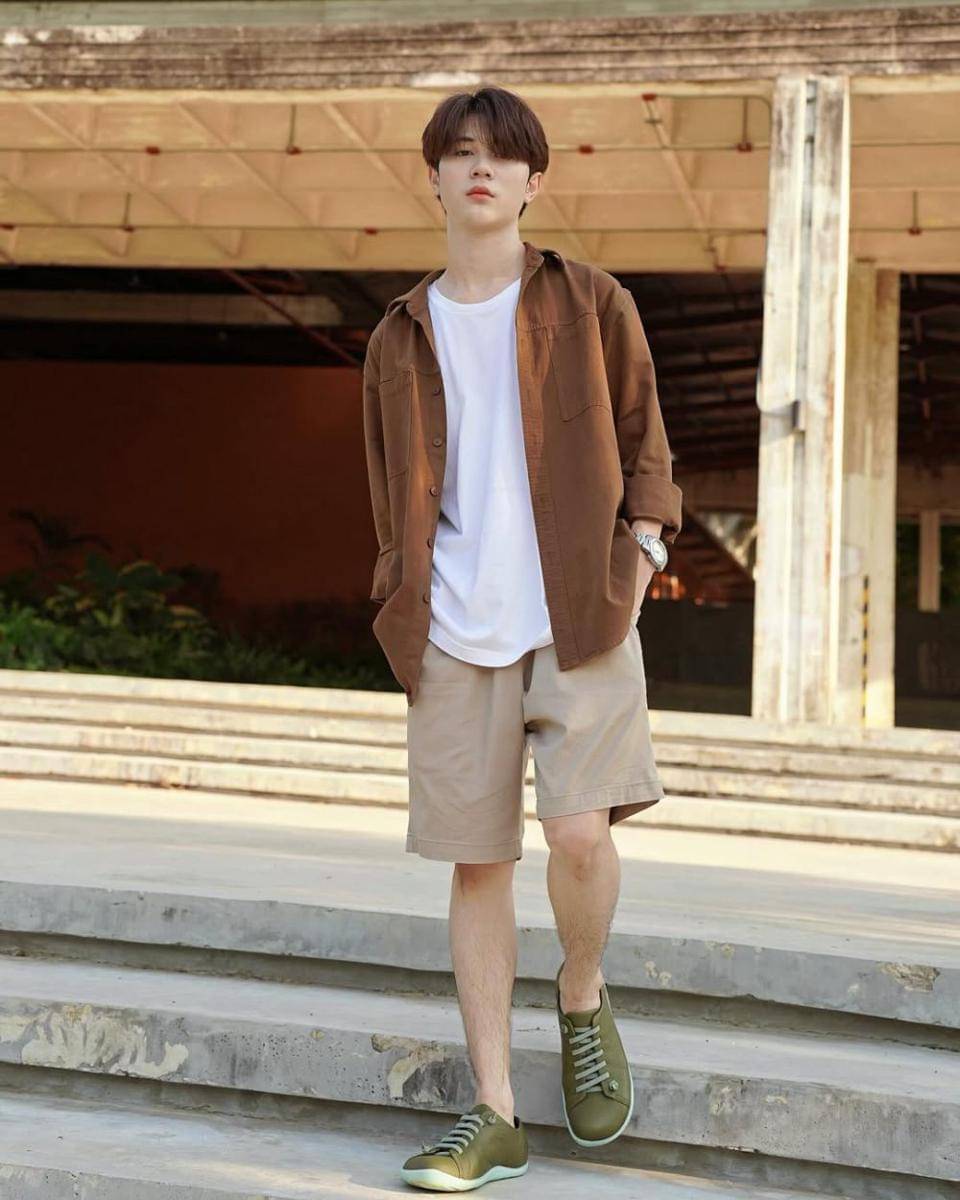 outfit nongkrong di kafe ala Tonliew Methaphat (instagram.com/tonliew.mtp)