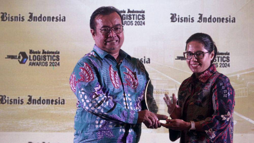 Direktur Utama PTP Non Petikemas Indra Hidayat Sani menerima penghargaan Bisnis Indonesia Awards. (Dok. IDN Times)
