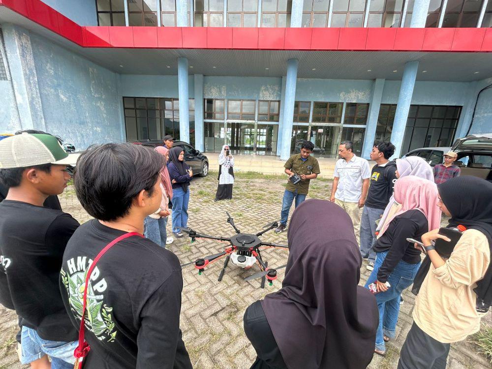 Polipangkep Hadirkan Teknologi Drone Spraying, Solusi Pertanian Modern