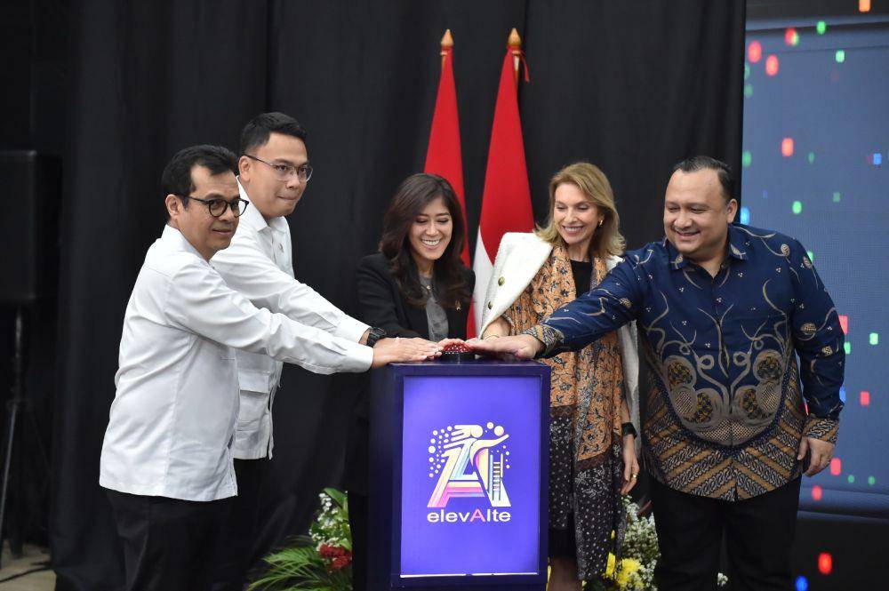 Menteri Komdigi Meutya Hafid dan Wamen Komdigi bersama Presiden Microsoft ASEAN Andrea Della Mattea, Presiden Direktur Microsoft Indonesia Dharma Simorangkir (Dok. Istimewa)