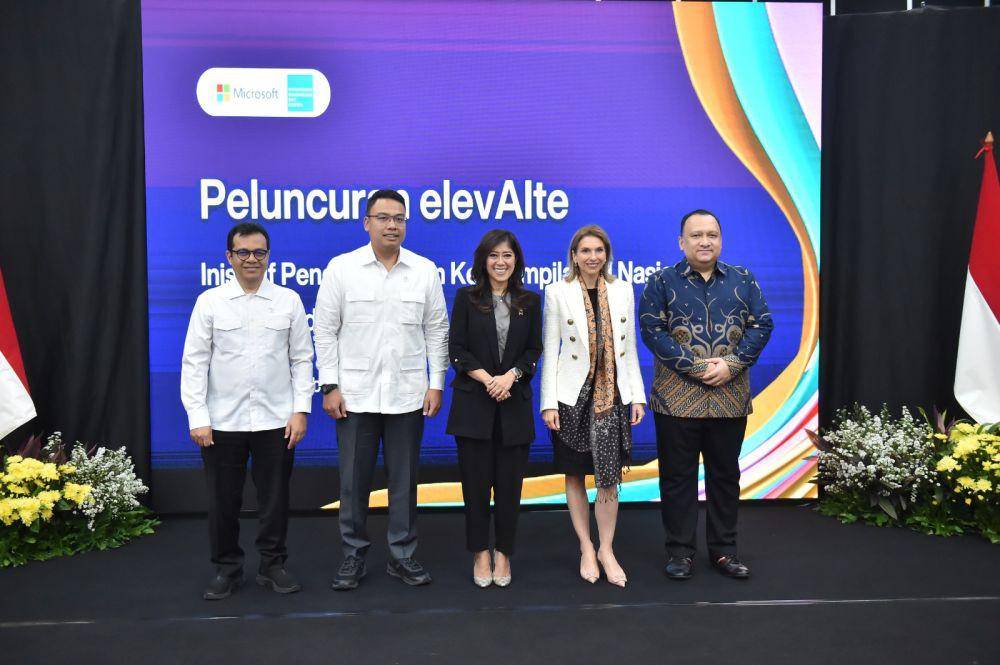 Menteri Komdigi Meutya Hafid dan wakilnya bersama Presiden Microsoft ASEAN Andrea Della Mattea dan Presiden Direktur Microsoft Indonesia Dharma Simorangkir (Dok. Istimewa)