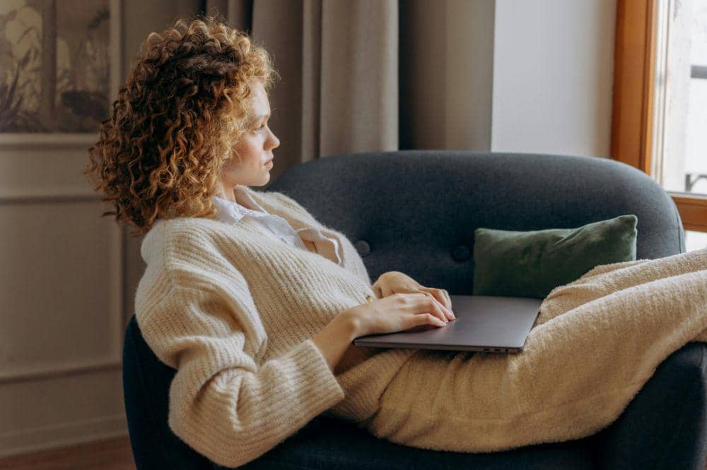 ilustrasi cardigan (pexels.com/Mikhail Nilov)