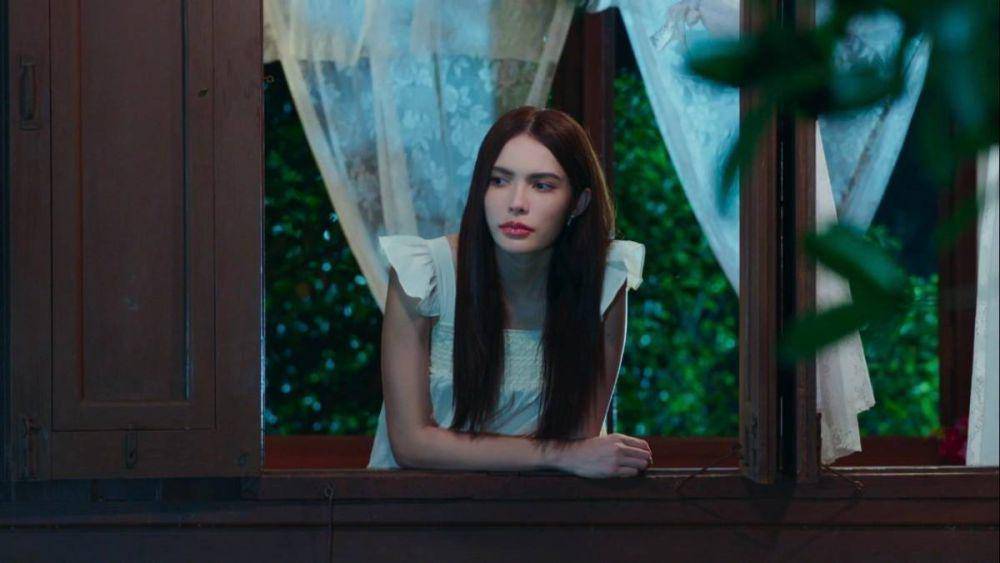 cuplikan Charlotte Austin di Falling In Love (x.com/Ch3Thailand)