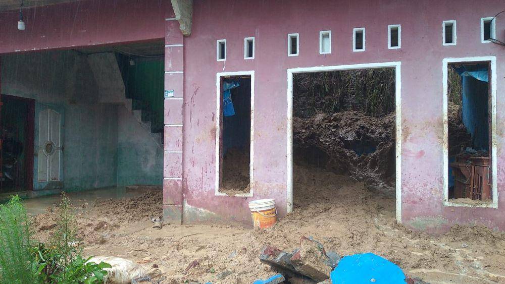 Ruko yang tertimbun longsor (IDN Times/Istimewa)