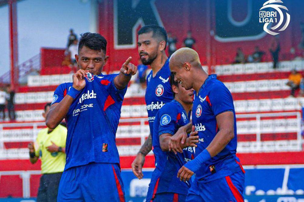 Pemain Arema FC saat merayakan gol kemenangan atas Persita Tangerang pada pekan ke-12 Liga 1 2024/2025. (instagram.com/liga1match)