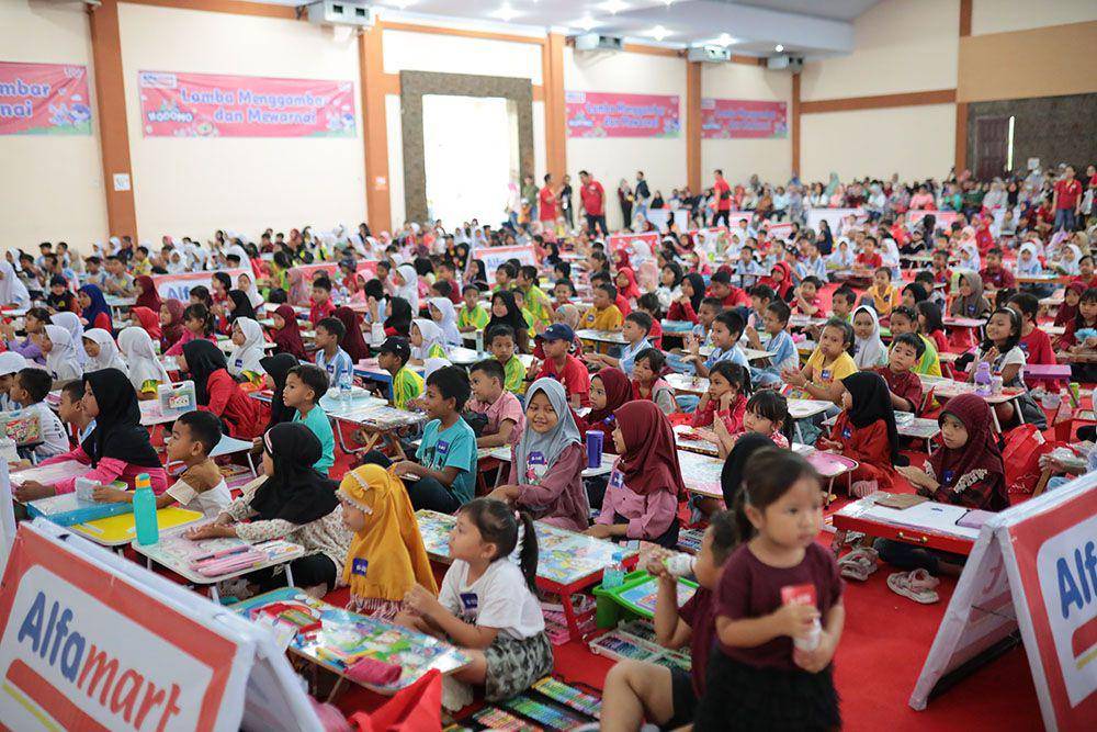 Sebanyak 1000 anak mengikut lomba menggambar dan mewarnai yang di gelar Alfamart dan Kodomo di Medan, Minggu (1/12/2024). (Dok. IDN Times)