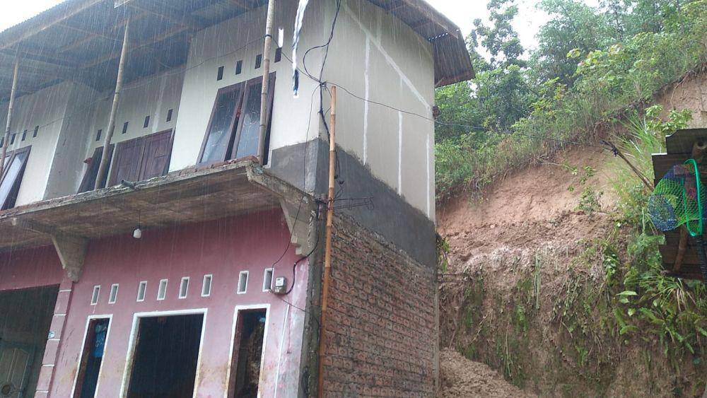 Tebing 10 meter longsor di Cianjur (IDN Times/Istimewa)